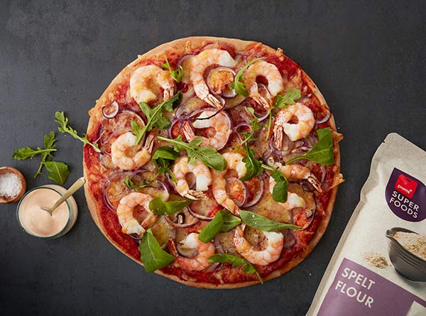 Spelt flour pizza with prawns and sriracha mayo