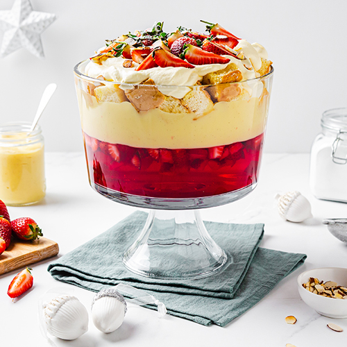 Christmas trifle with strawberries and jelly