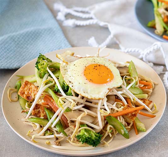 Noodles with fried egg