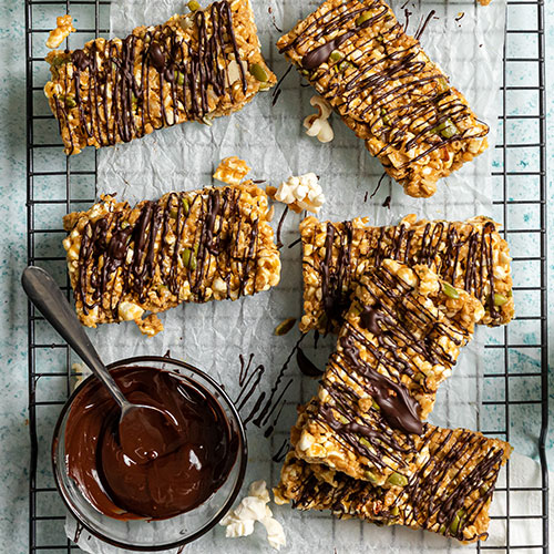 Popcorn muesli bars