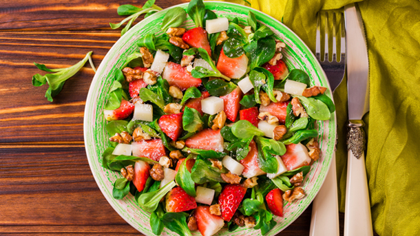 610x343pearstrawberrywalnutsalad