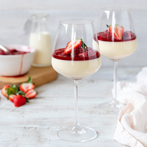 vanilla and nutmeg panna cotta with strawberries